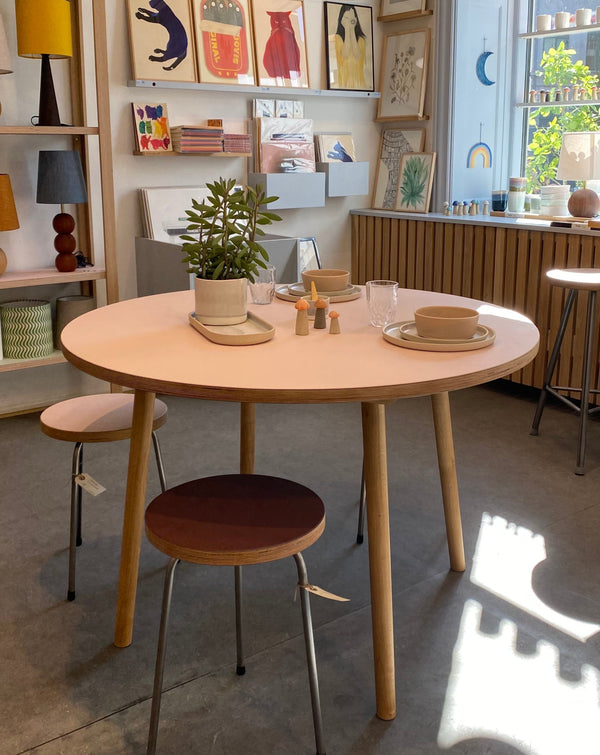 Linoleumsbord Ø 110cm med træben / Udstillingsbord